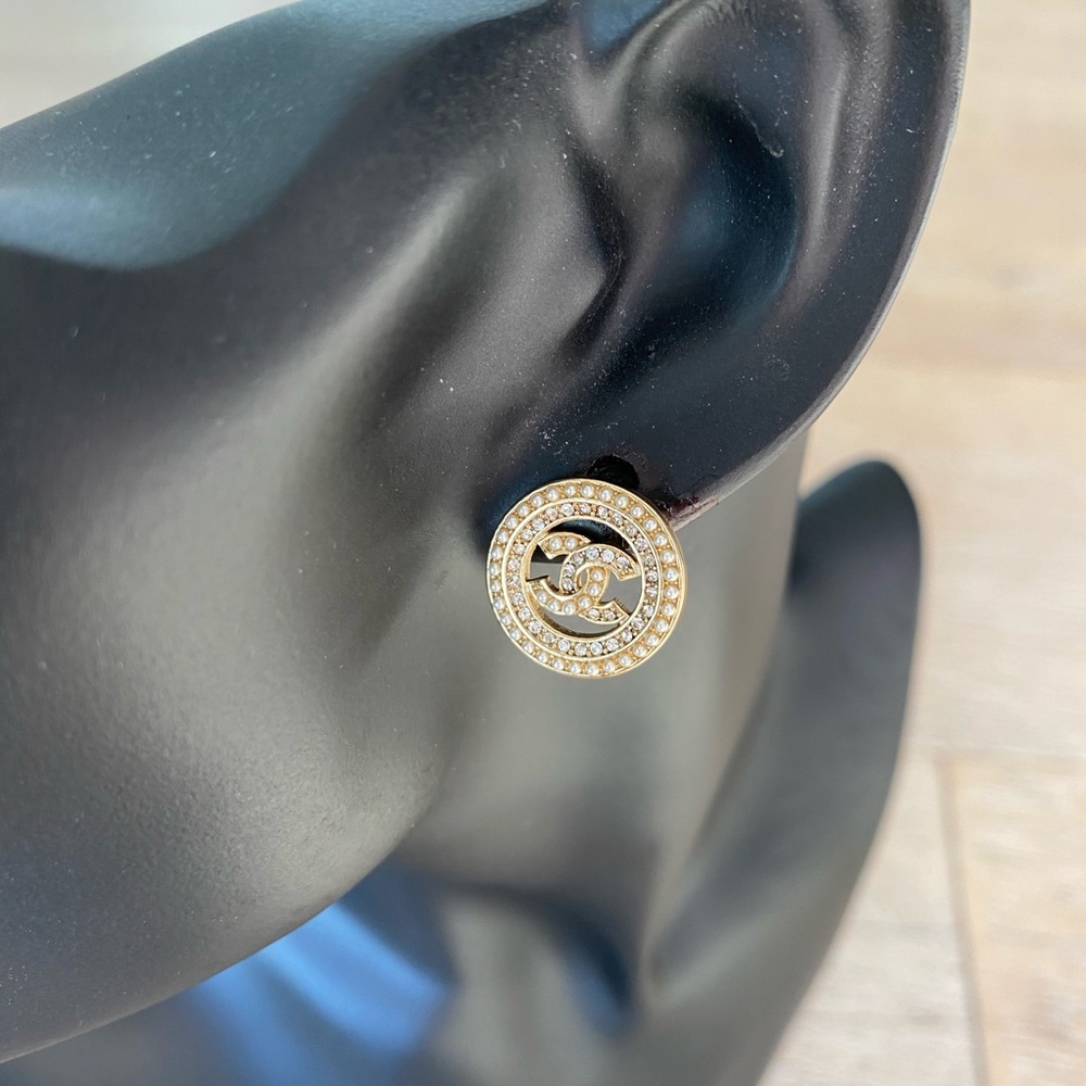 Chanel earrings round CC crystals pearls small